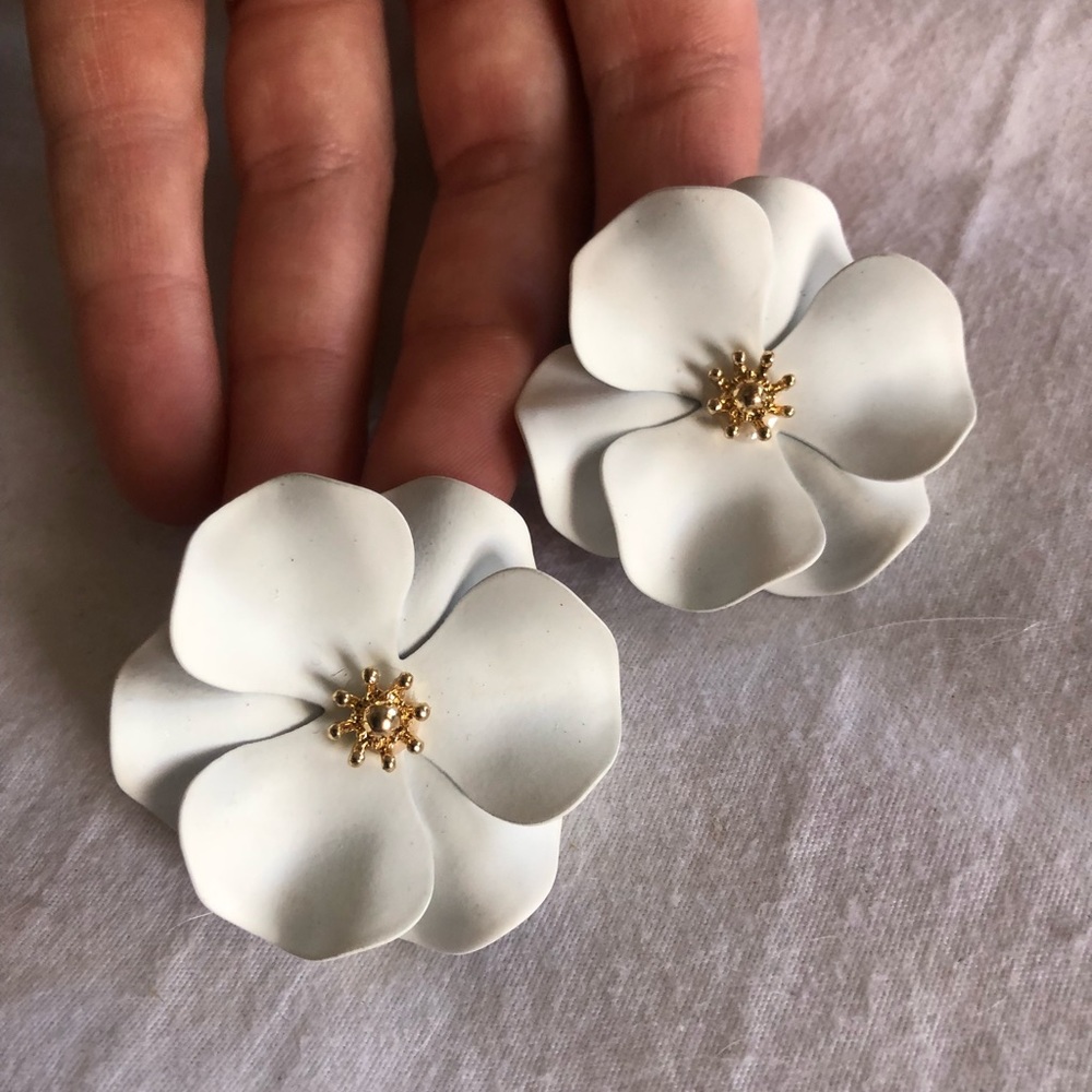 White floral studs with gold detail - Francescas